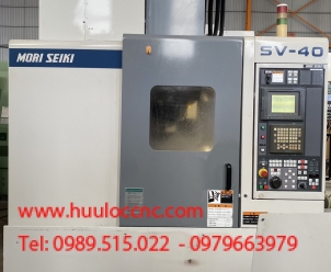 HIỆU: MORI SEIKI  MODEL: SV-40 HỆ ĐIỀU HÀNH: FANUC 18i-M KÍCH THƯỚC BÀN: 900x500mm HÀNH TRÌNH: X570/